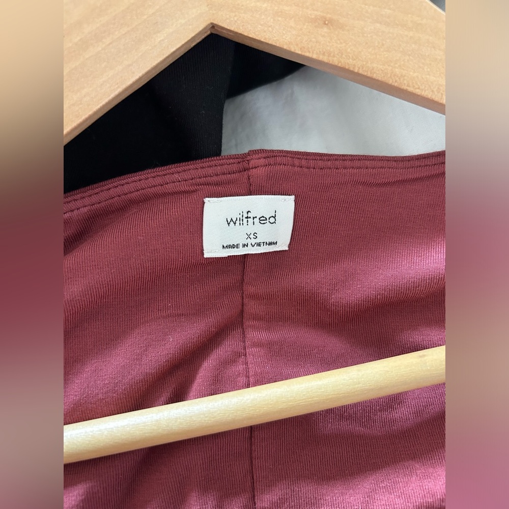 Dress from Wilfred/Aritzia tight maroon colour size XS BRAND NEW - Picture 3 of 3